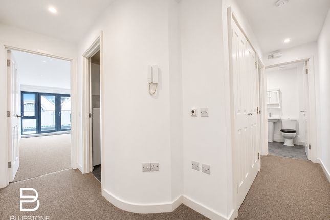 Copy Flat 8 Gibbs Brook House, 23, Clarendon Road, Redhill photo 5