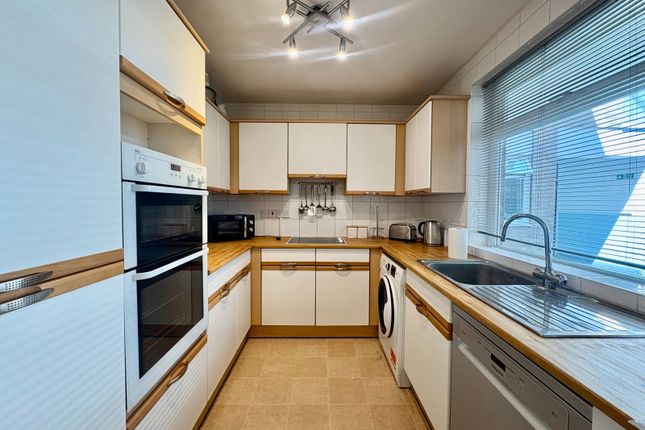 3 Windermere Hall, Stonegrove, Edgware photo 4