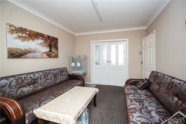 16, Woodside Crescent, West Yorkshire photo 4