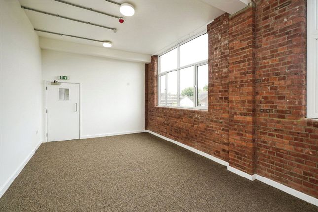 Flat for sale in Old Bedford Road, Luton, Bedfordshire