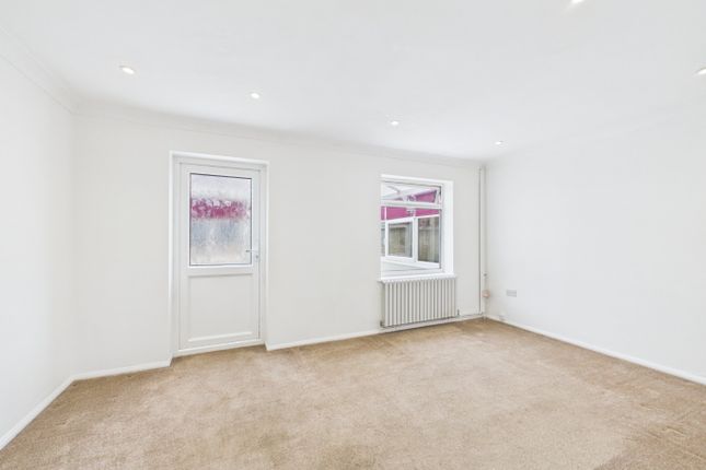 7, Blake Close, Welling photo 3