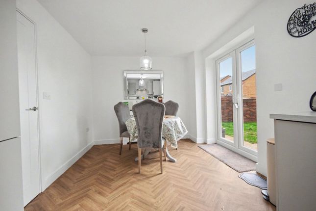 6, Plover Crescent, West Yorkshire photo 5