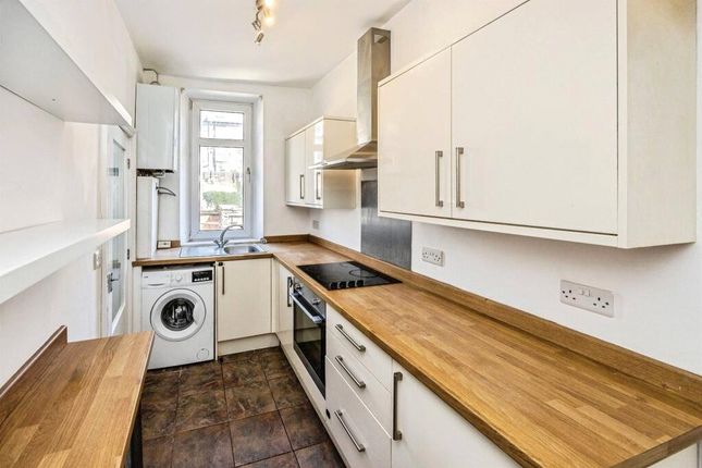 16, Calder Avenue, West Yorkshire photo 3