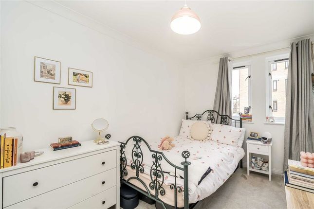 Flat to rent in Quadrangle Close, Leroy Street, London