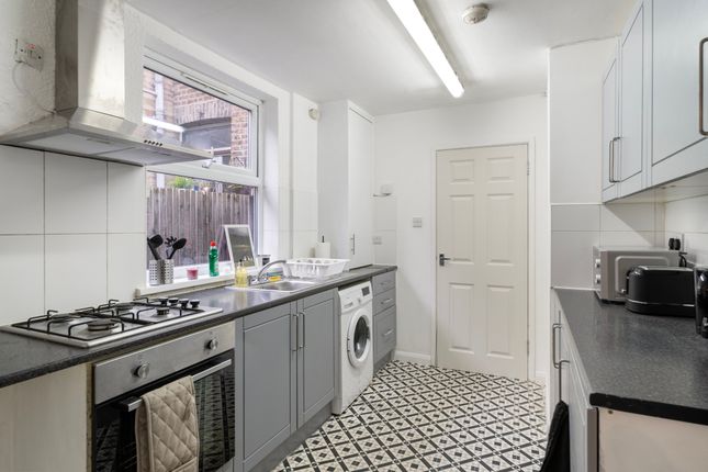 Town house to rent in Keogh Road, London
