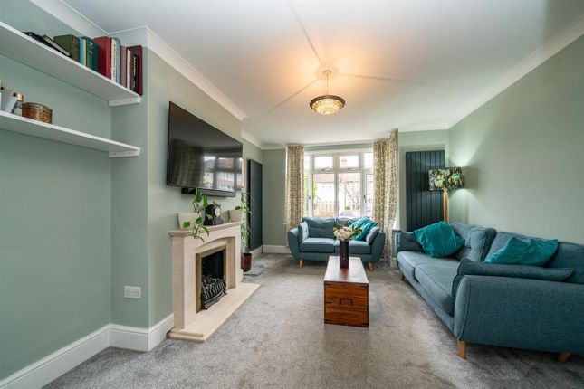 24, Hazelbury Avenue, ABBOTS LANGLEY photo 3