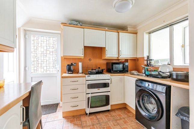 4, Tyne Close, Wellingborough photo 3