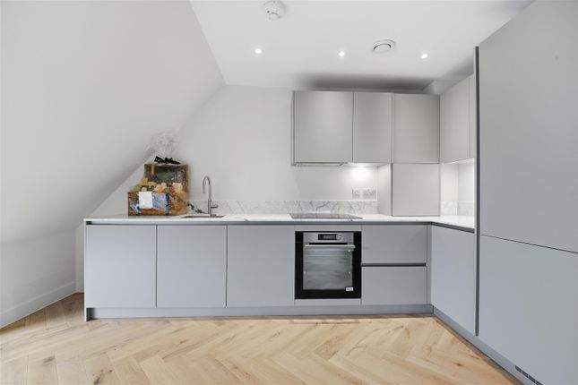 Flat 8, 24, Somerset Road, London photo 2