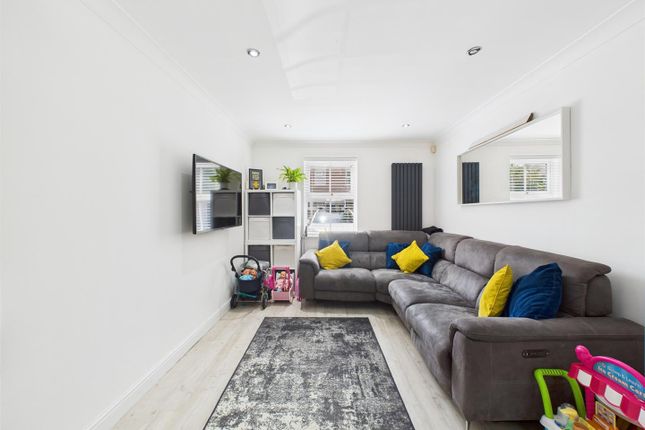 19, Bowen Way, Coulsdon photo 3