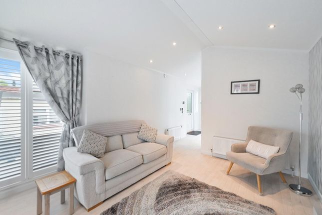 10 Sixteenth Avenue Holly Lodge, Tadworth photo 4