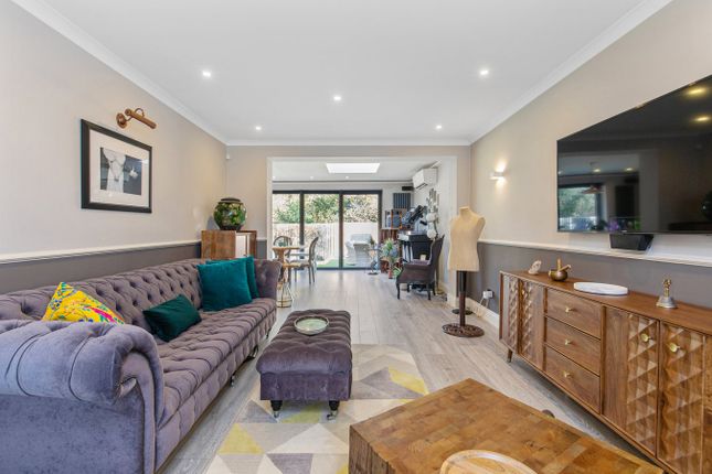 6, Newland Close, Pinner photo 3