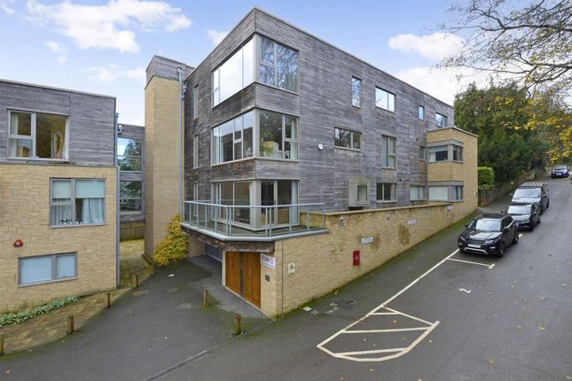 Thumbnail Flat for sale in Hitherbury Close, Guildford
