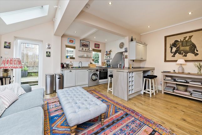 Thumbnail Flat for sale in Willow Vale, London