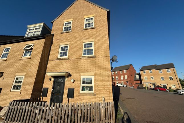 2-bed house on 48, Castleford, £925/mo