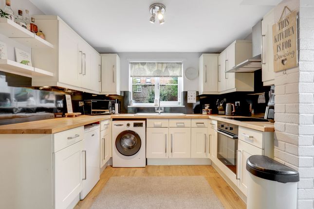 4 Broom Road, Nottingham photo 2