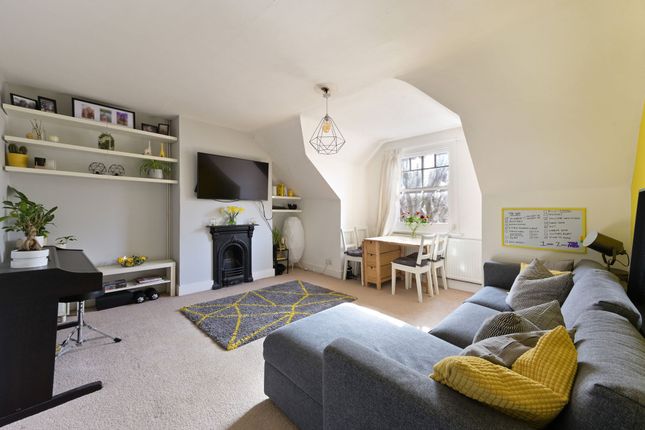 Top Flat, 6 Victoria Avenue, Surbiton photo 2