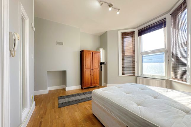 Studio flat on Flat 3, 11, Venner Road, London, £1,200/mo