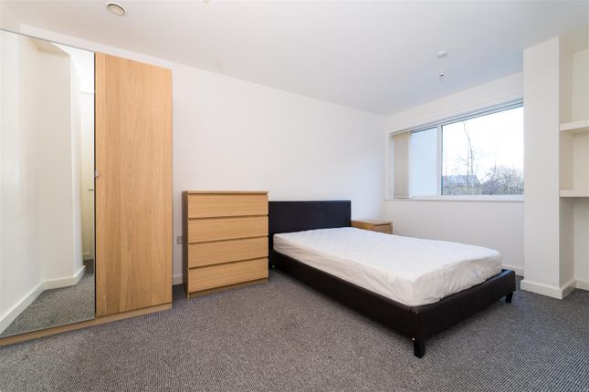Flat to rent in Broadway, Salford