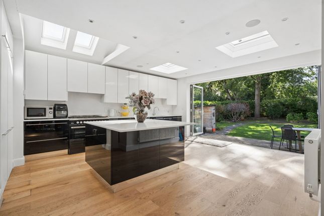 19, Barrow Point Avenue, Pinner photo 2