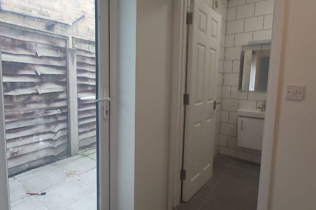 Room 2, 90 Murillo Road, London photo 4