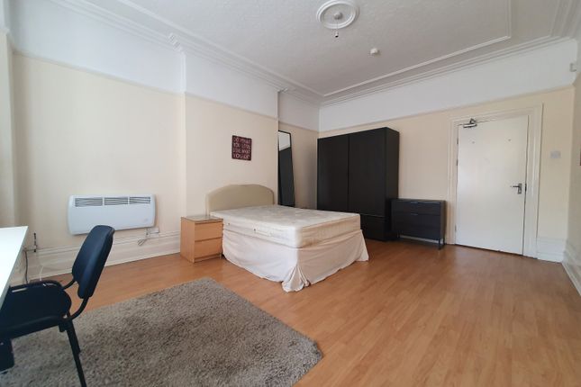 Rooms To Rent In A Large Shared House (Professionals Or Students)