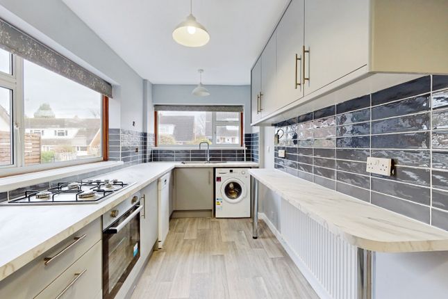 3, Barton Close, Cheltenham photo 2