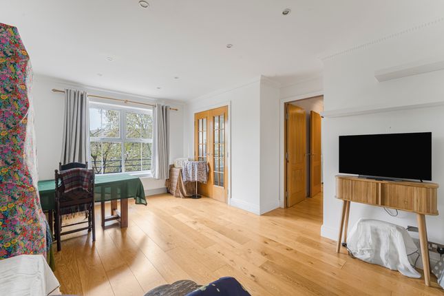 25 Sandringham Court, Skerne Walk, Kingston Upon Thames photo 2