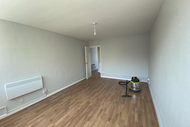 Flat to rent in High Street, Uckfield