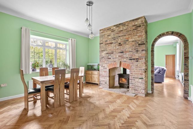 4 Bridle Manor, Aylesbury photo 3