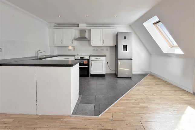 Flat 12, Oakdene Court, 337, Hanworth Road, Hampton photo 4