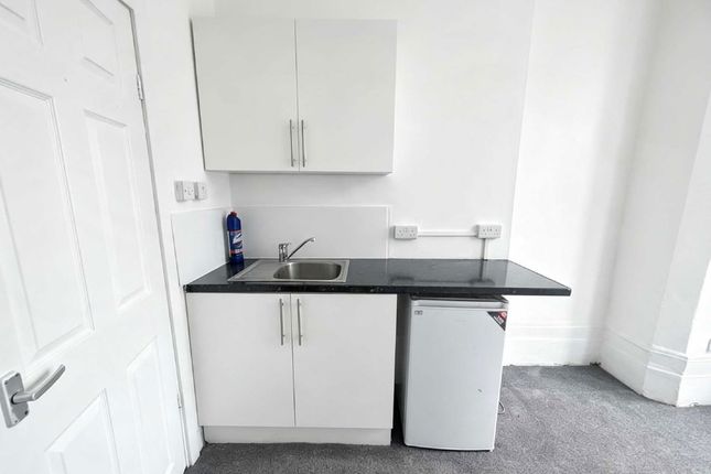 Flat 1, 108, Sunningfields Road, London photo 3