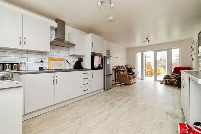 69, Peartree Way, Stevenage photo 2