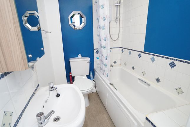 3, Nialls Court, Bradford photo 4