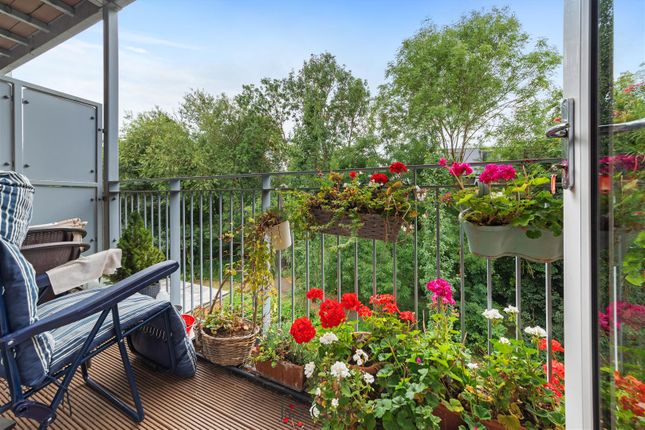2-bed flat on Flat 18 Azure Court, Sovereign Way, Tonbridge, £275,000