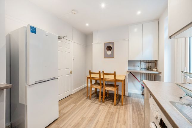Room 1, 44, Newcombe Road, Hampshire, England photo 4