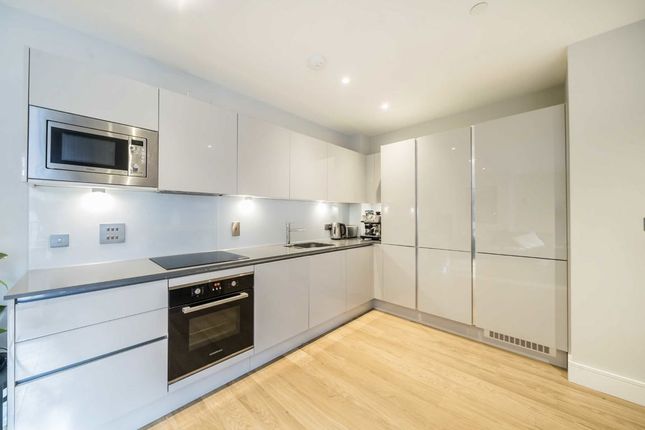 305 Mauger Heights, 12, Summerstown, London photo 2