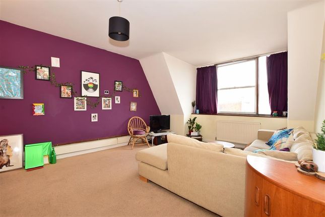 1 bed flat for sale in High Street, Petersfield, Hampshire GU32