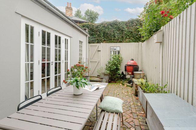 104a Clarendon Road, London photo 4
