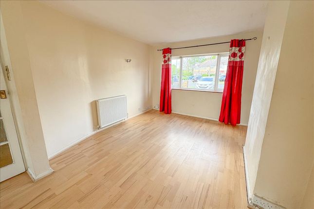 47, Grove Crescent, Hanworth photo 3