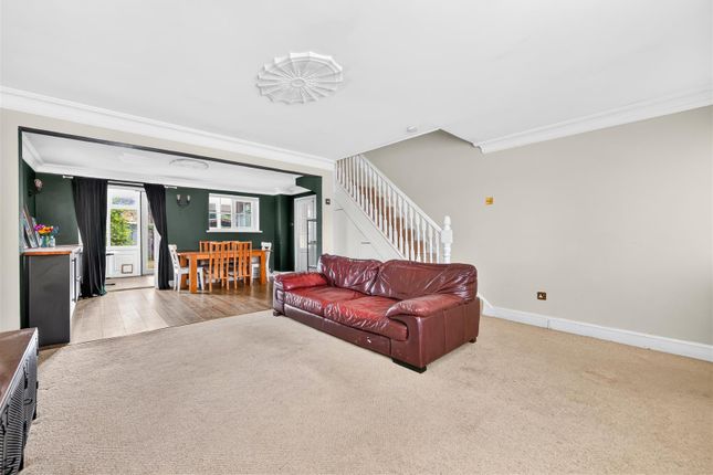 2, Pease Close, Hornchurch photo 4