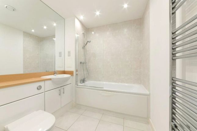Parkside Court, Silvertown photo 4