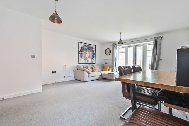 64, Nightingale Way, Berkshire photo 4