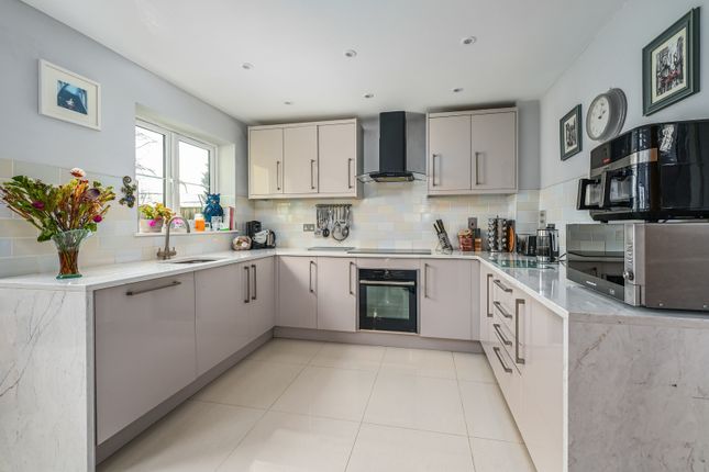 88a, Blackthorn Crescent, Farnborough photo 2