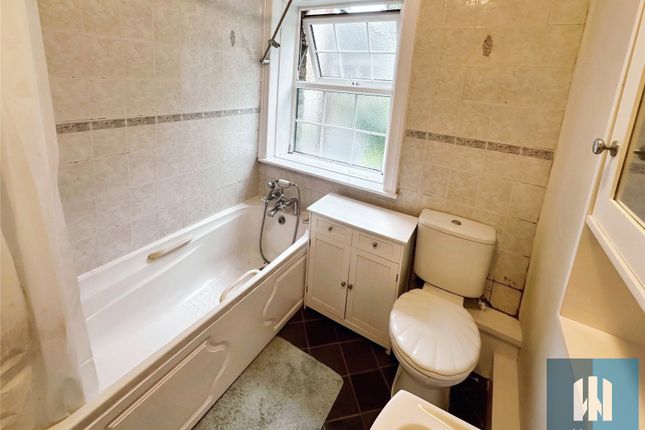 206, Blackmoorfoot Road, Huddersfield photo 4