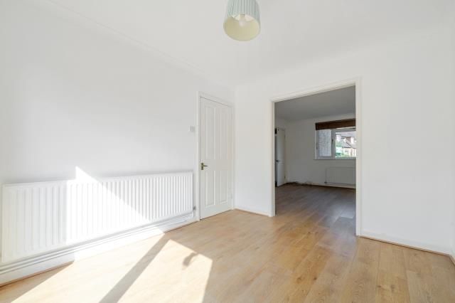 4, Sandhills Way, Reading photo 4
