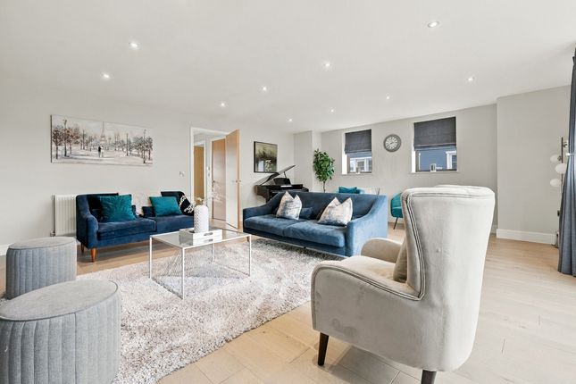 5, Rushbrook Avenue, Wickford photo 3
