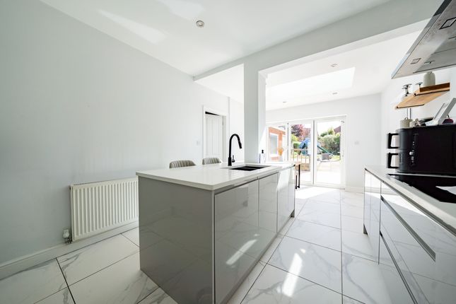 8 Castell Drive, Leicester photo 3
