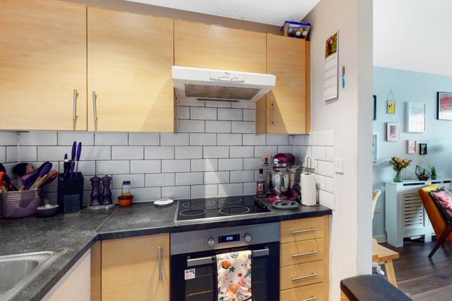 18 Lombard Road, London photo 4