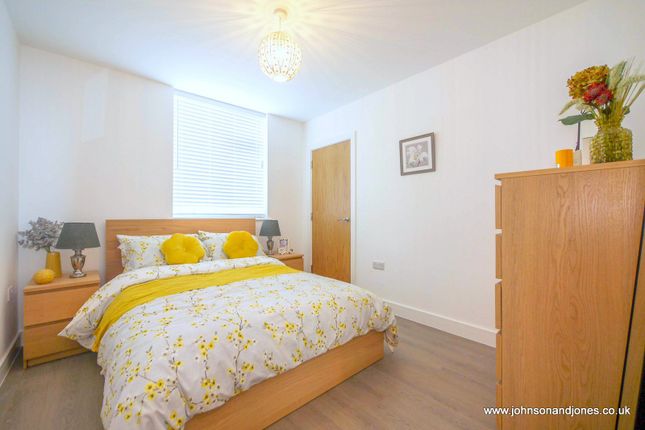 Flat to rent in Galleon House, Chertsey