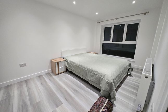 Studio house on Room 1, 16, Elm Hall Gardens (HMO), Redbridge, £1,125/mo